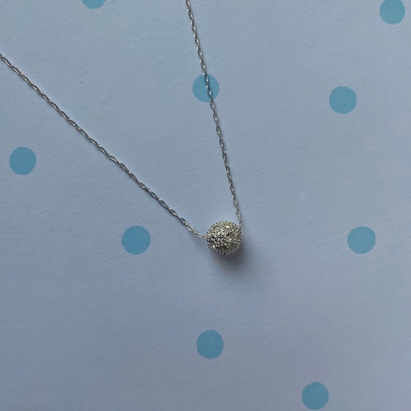 Avon Silver Tone Shimmering Rhinestone Necklace - Vintage 2003 - Picture 4 of 6